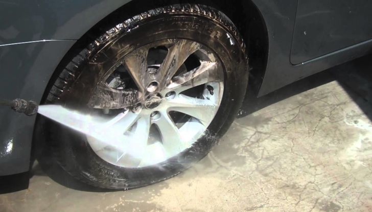 Pulire cerchi lega auto