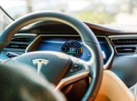 Tesla: la modalità Boombox le trasforma in uno stereo portatile