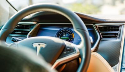 Tesla: la modalità Boombox le trasforma in uno stereo portatile