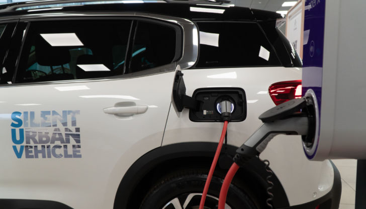 SUV Citroën C5 Aircross Hybrid: come si ricarica la batteria - Foto 1 di 8