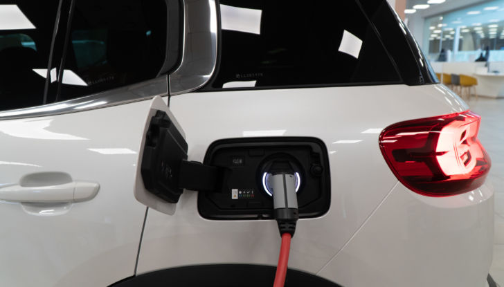 SUV Citroën C5 Aircross Hybrid: come si ricarica la batteria - Foto 3 di 8