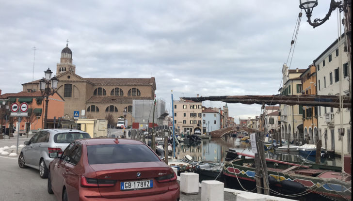 Nuova BMW Serie 3 debutta nel 2025, anche in versione elettrica - Foto 17 di 20