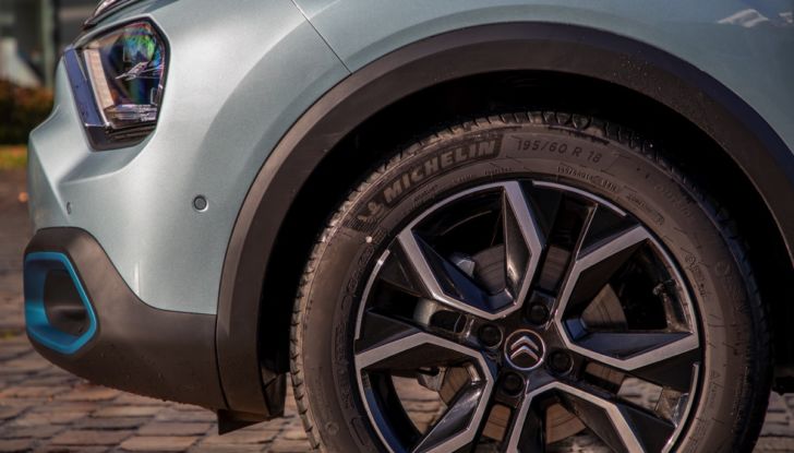 [VIDEO] Prova su strada nuova Citroën C4, il comfort dal benzina al 100% elettrico - Foto 25 di 40