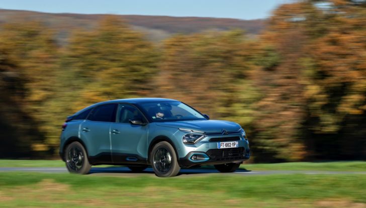 [VIDEO] Prova su strada nuova Citroën C4, il comfort dal benzina al 100% elettrico - Foto 13 di 40