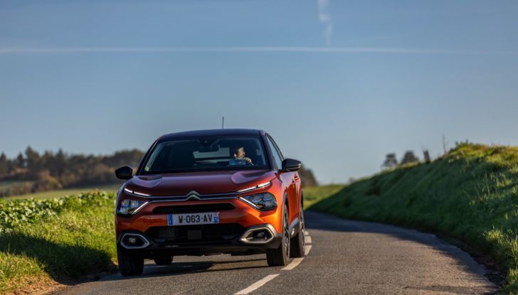 [VIDEO] Prova su strada nuova Citroën C4, il comfort dal benzina al 100% elettrico - Foto 14 di 40