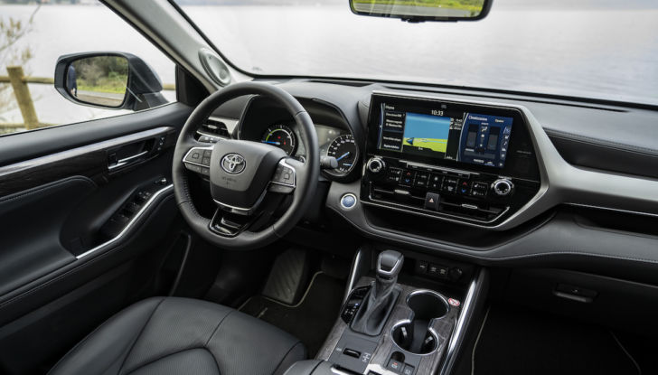Toyota Highlander: la prova su strada del SUV premium giapponese - Foto 22 di 24