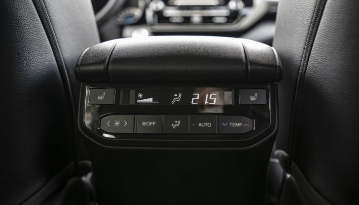 Toyota Highlander: la prova su strada del SUV premium giapponese - Foto 23 di 24