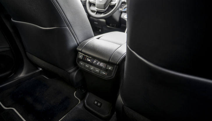 Toyota Highlander: la prova su strada del SUV premium giapponese - Foto 18 di 24