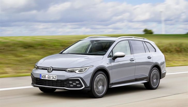 Volkswagen Golf 8 è la berlina compatta più venduta in Italia nel 2020 - Foto 1 di 10