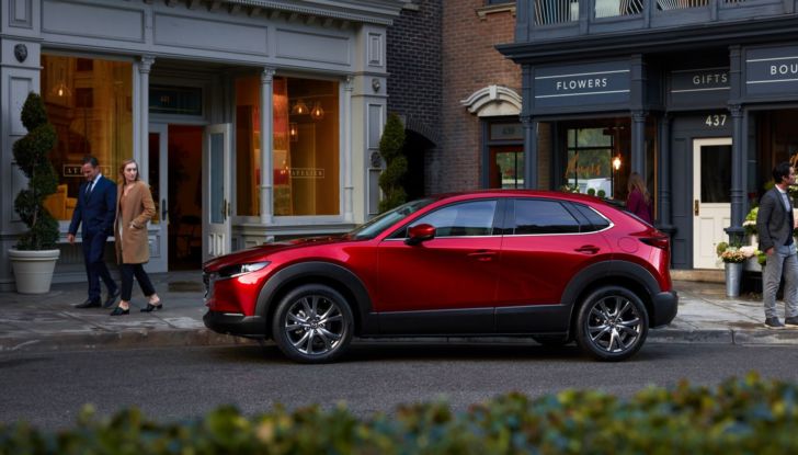 Mazda CX-30 2022: il SUV giapponese aggiorna l’infotainment e la gamma colori - Foto 2 di 10