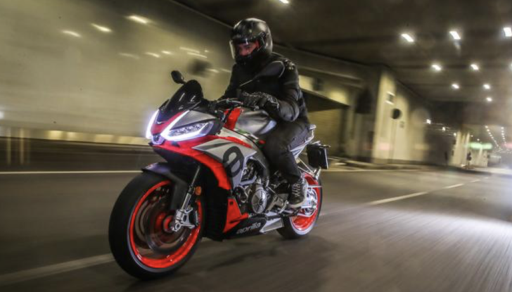 Aprilia Tuono 660: il prezzo della media sportiva della Casa di Noale - Foto 11 di 20