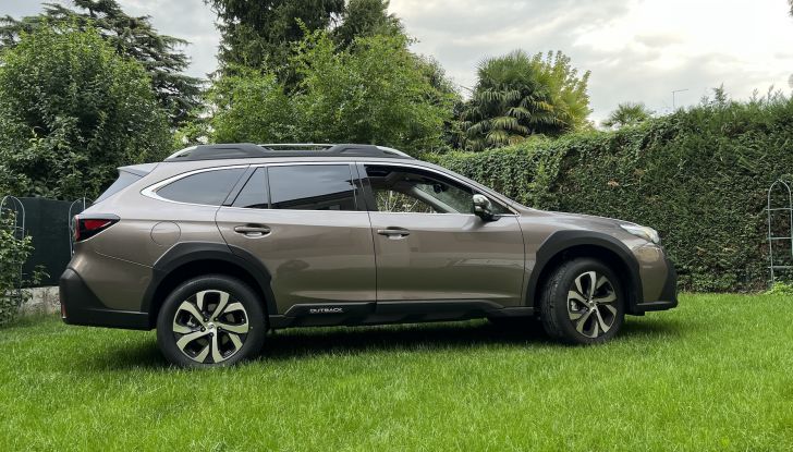 Subaru Outback 2023: prova su strada del rinnovato SUV giapponese - Foto 22 di 25
