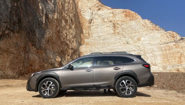 Subaru Outback 2023: prova su strada del rinnovato SUV giapponese - Foto 4 di 25