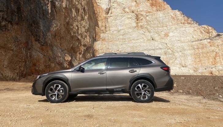 Subaru Outback 2023: prova su strada del rinnovato SUV giapponese - Foto 8 di 25