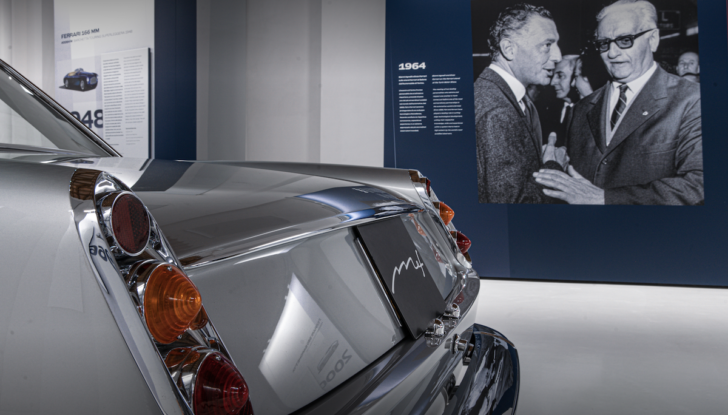Il MEF celebra Agnelli con la mostra “Gianni Agnelli e Ferrari. L’eleganza del mito” - Foto 3 di 17