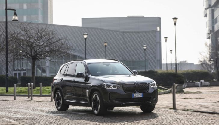 [VIDEO] Prova su strada BMW iX3 2021, il SUV elettrico: caratteristiche, prezzi e consumi - Foto 20 di 36