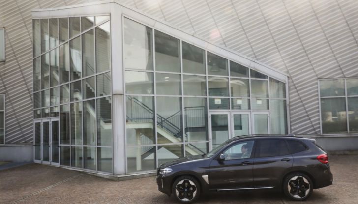 [VIDEO] Prova su strada BMW iX3 2021, il SUV elettrico: caratteristiche, prezzi e consumi - Foto 7 di 36