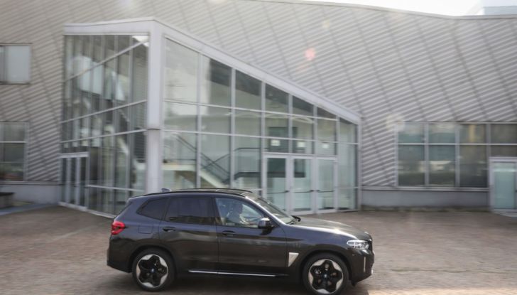 [VIDEO] Prova su strada BMW iX3 2021, il SUV elettrico: caratteristiche, prezzi e consumi - Foto 23 di 36