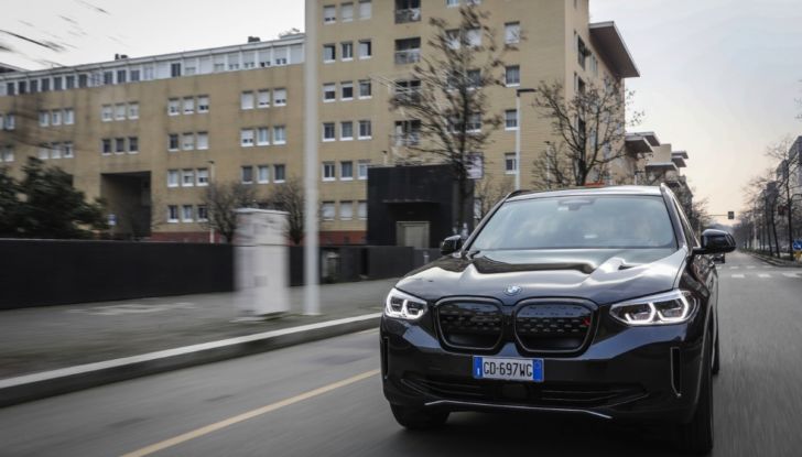 [VIDEO] Prova su strada BMW iX3 2021, il SUV elettrico: caratteristiche, prezzi e consumi - Foto 8 di 36