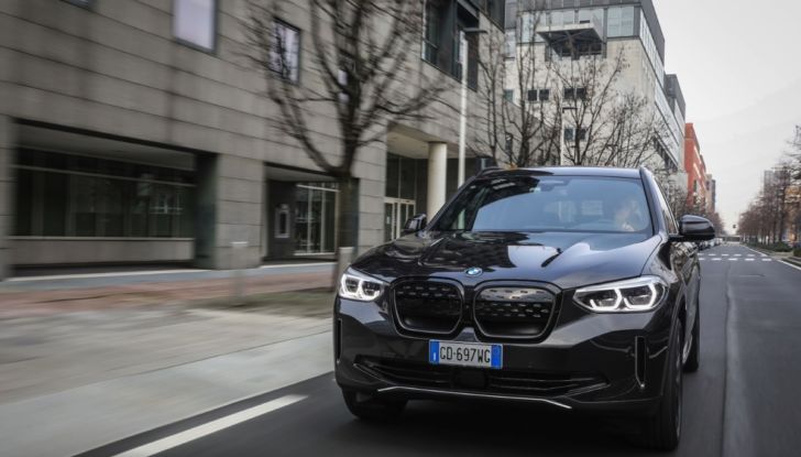 [VIDEO] Prova su strada BMW iX3 2021, il SUV elettrico: caratteristiche, prezzi e consumi - Foto 27 di 36