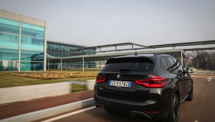 [VIDEO] Prova su strada BMW iX3 2021, il SUV elettrico: caratteristiche, prezzi e consumi - Foto 30 di 36