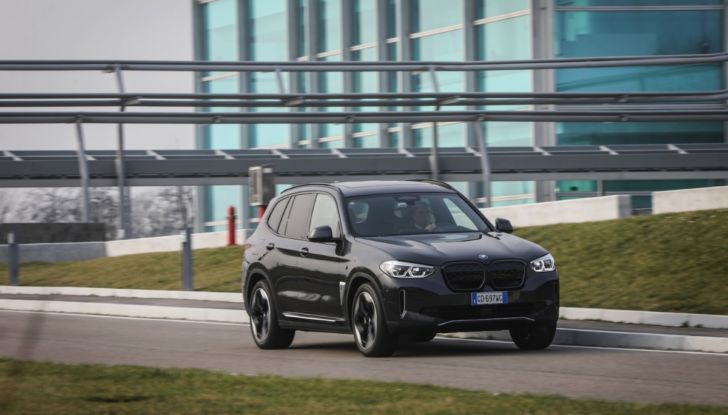 [VIDEO] Prova su strada BMW iX3 2021, il SUV elettrico: caratteristiche, prezzi e consumi - Foto 32 di 36