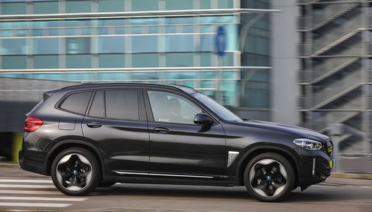 [VIDEO] Prova su strada BMW iX3 2021, il SUV elettrico: caratteristiche, prezzi e consumi - Foto 34 di 36