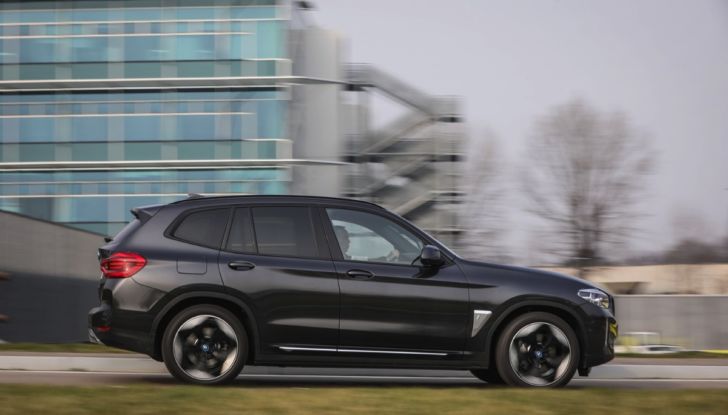 [VIDEO] Prova su strada BMW iX3 2021, il SUV elettrico: caratteristiche, prezzi e consumi - Foto 36 di 36