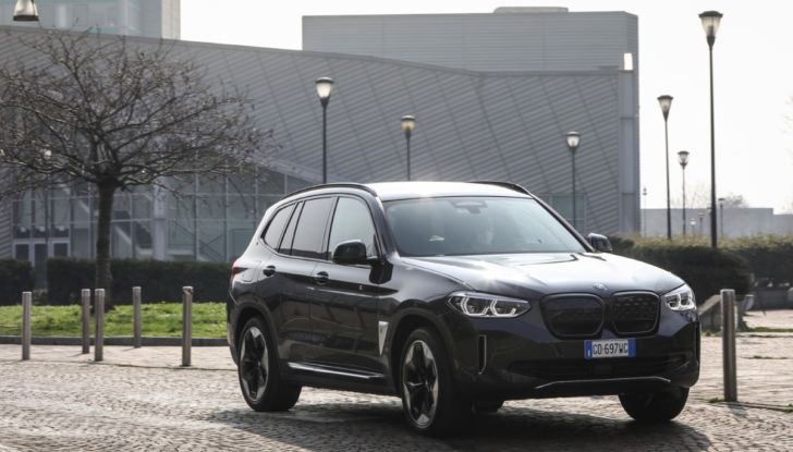[VIDEO] Prova su strada BMW iX3 2021, il SUV elettrico: caratteristiche, prezzi e consumi - Foto 1 di 36