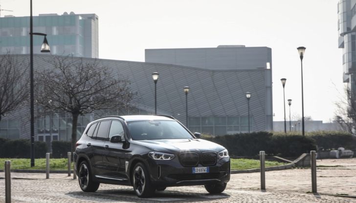 [VIDEO] Prova su strada BMW iX3 2021, il SUV elettrico: caratteristiche, prezzi e consumi - Foto 17 di 36