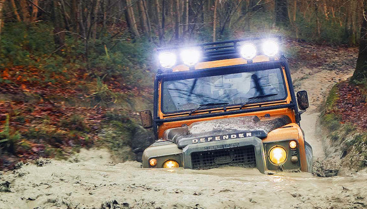 Land Rover Defender Works V8 Trophy 2021: la serie speciale in 25 esemplari - Foto 1 di 11