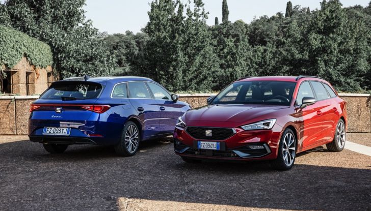 Seat Leon Sportstourer rossa e blu