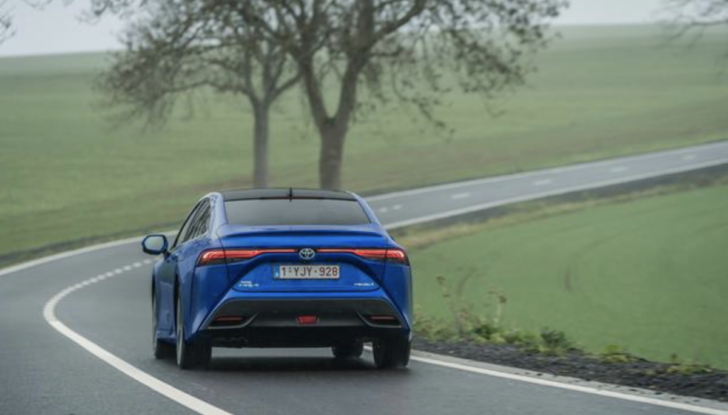 Toyota Mirai 2021 da record: 1360 km con un pieno di idrogeno - Foto 7 di 27