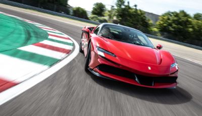 Ferrari SF90 Stradale: la Coupé e la Spider a Imola con Leclerc e Sainz