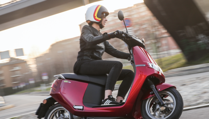 Nel traffico urbano ci si districa con gli scooter elettrici Ecooter E2 di Italy2Volt - Foto 10 di 20