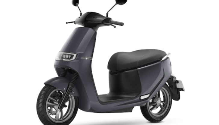 Nel traffico urbano ci si districa con gli scooter elettrici Ecooter E2 di Italy2Volt - Foto 13 di 20