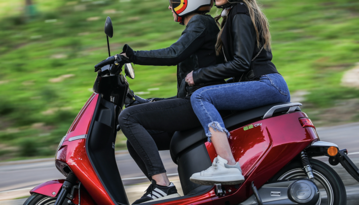 Nel traffico urbano ci si districa con gli scooter elettrici Ecooter E2 di Italy2Volt - Foto 17 di 20