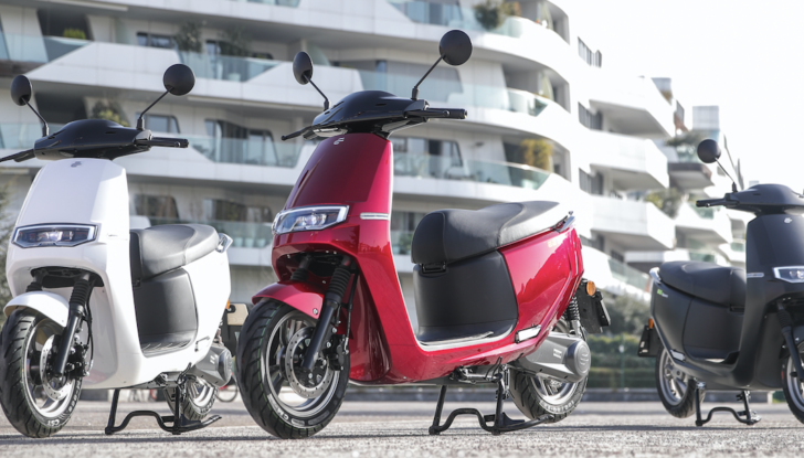 Nel traffico urbano ci si districa con gli scooter elettrici Ecooter E2 di Italy2Volt - Foto 18 di 20