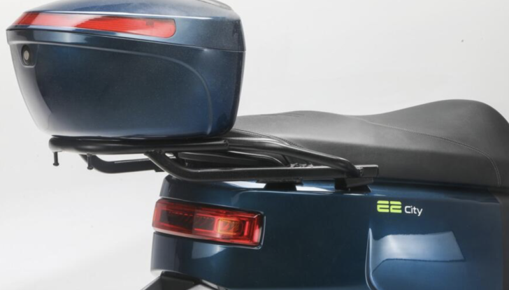 Nel traffico urbano ci si districa con gli scooter elettrici Ecooter E2 di Italy2Volt - Foto 2 di 20