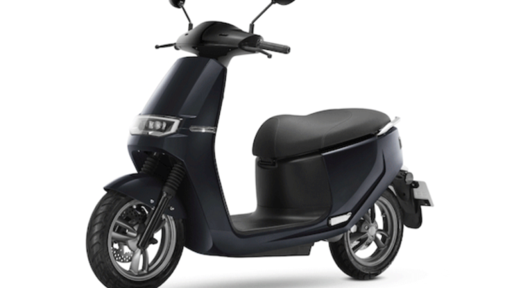 Nel traffico urbano ci si districa con gli scooter elettrici Ecooter E2 di Italy2Volt - Foto 3 di 20