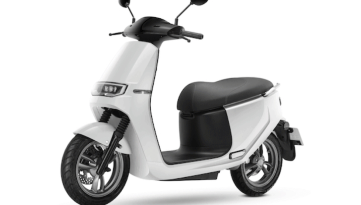 Nel traffico urbano ci si districa con gli scooter elettrici Ecooter E2 di Italy2Volt - Foto 4 di 20