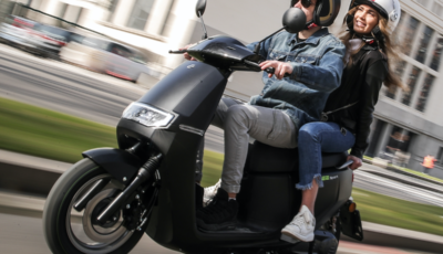 Nel traffico urbano ci si districa con gli scooter elettrici Ecooter E2 di Italy2Volt