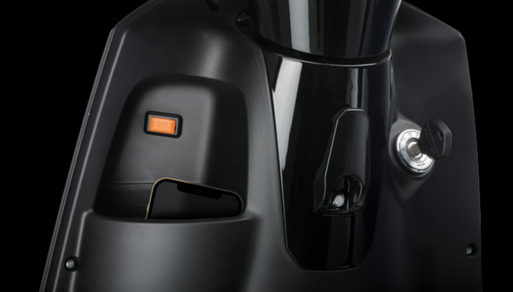 Nel traffico urbano ci si districa con gli scooter elettrici Ecooter E2 di Italy2Volt - Foto 6 di 20