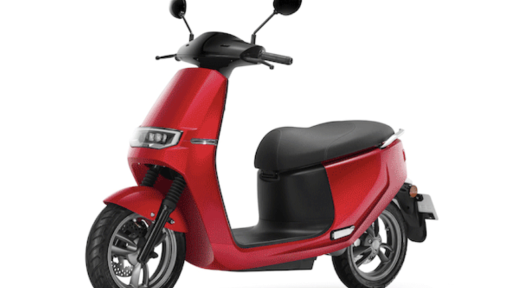 Nel traffico urbano ci si districa con gli scooter elettrici Ecooter E2 di Italy2Volt - Foto 7 di 20