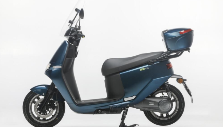 Nel traffico urbano ci si districa con gli scooter elettrici Ecooter E2 di Italy2Volt - Foto 8 di 20