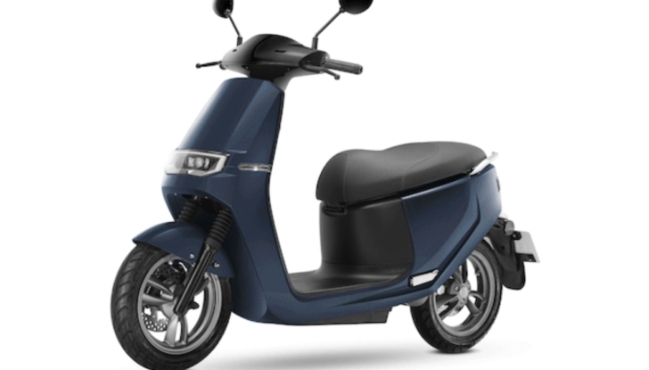 Nel traffico urbano ci si districa con gli scooter elettrici Ecooter E2 di Italy2Volt - Foto 9 di 20