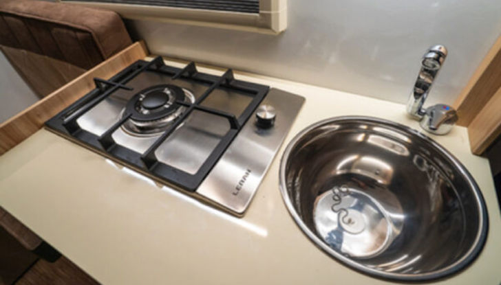 Lada Granta, il camper low cost made in Russia - Foto 6 di 8