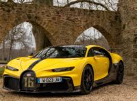 Bugatti Chiron Pur Sport sul set fotografico di un monastero francese