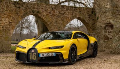 Bugatti Chiron Pur Sport sul set fotografico di un monastero francese