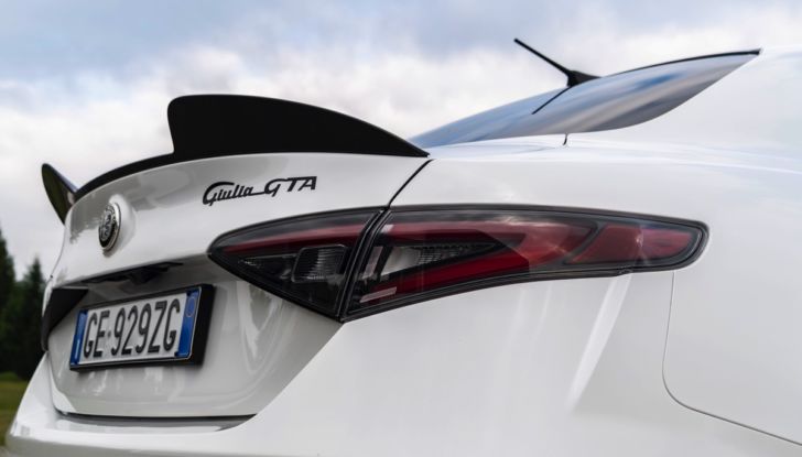 [VIDEO] Prova in pista: Alfa Romeo Giulia GTA e GTAm, la berlina del Biscione oltre ogni limite - Foto 6 di 50